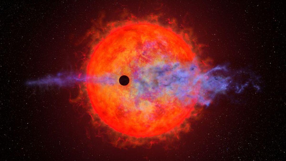 Recreación artística realizada en base a observaciones del Telescopio Espacial Hubble, en la que se muestra al planeta AU Mic b despidiendo su atmósfera hacia el espacio, luego de recibir fuertes emisiones provenientes de su estrella anfitriona.
