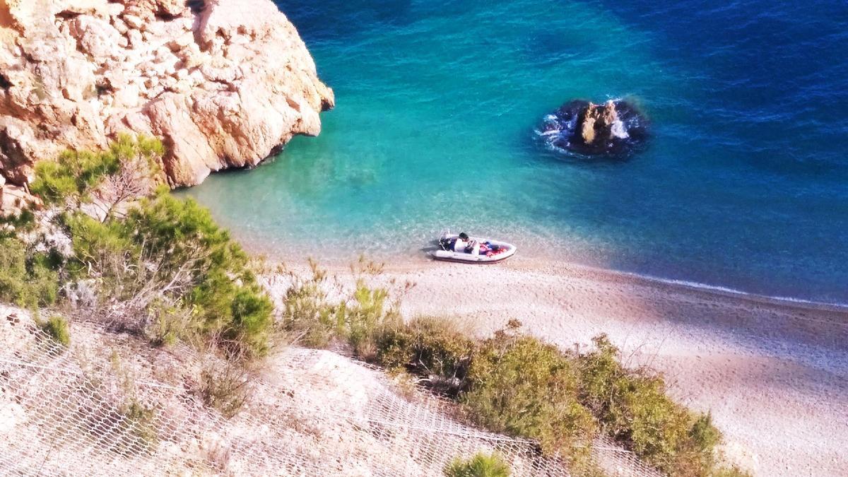 La pastera pneumàtica, embarrancada a la cala del Moraig de Benitatxell