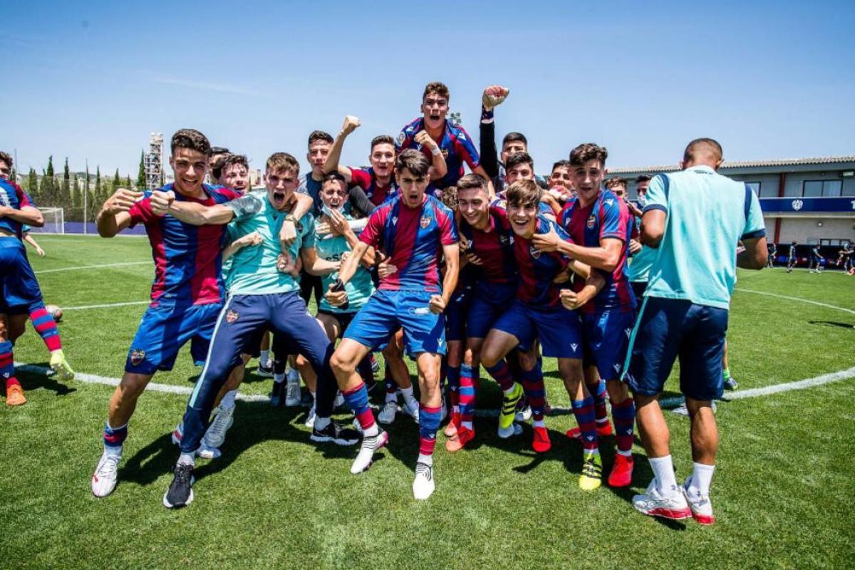 La celebración del Juvenil A del Levante UD tras ser campeones de liga