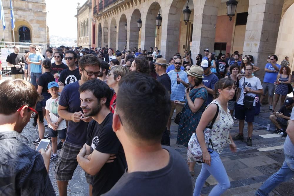 Primer día de festival de la mano del "Tsunami Xixón"