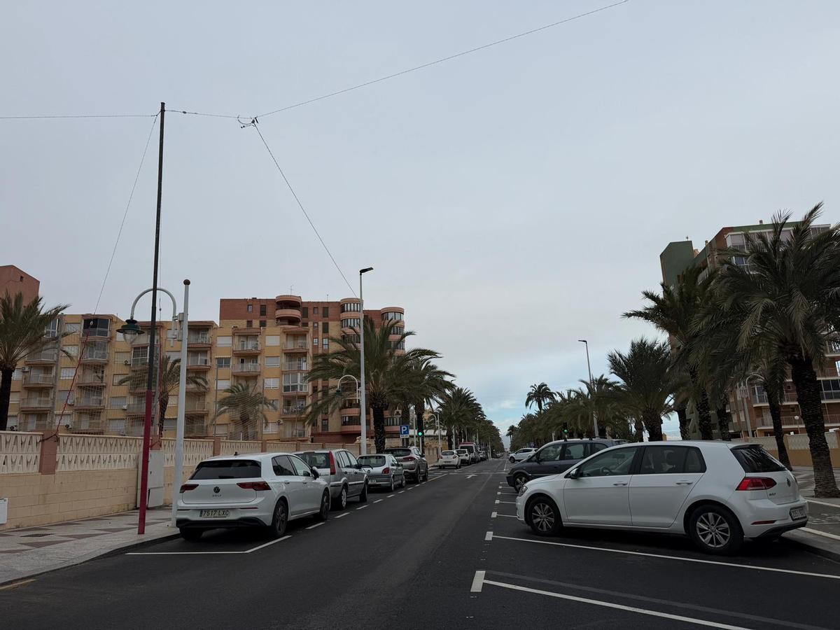 Numerosos vecinos rechazan el sentido único en la avenida principal de Arenales del Sol