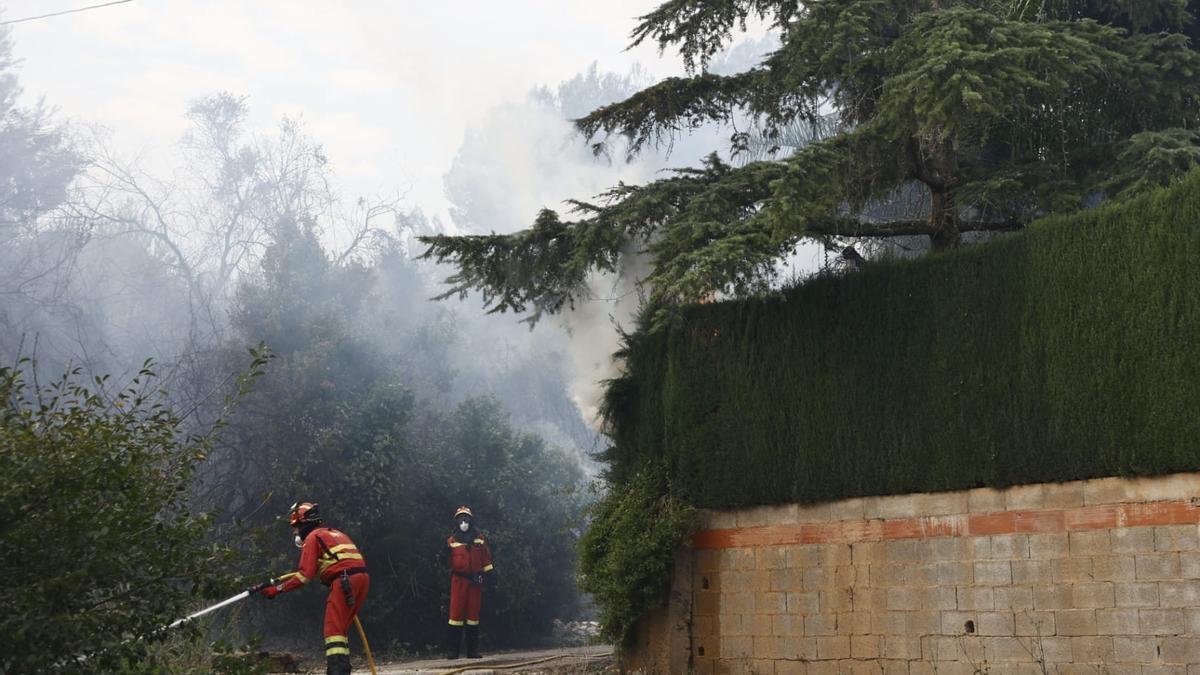 Tareas de extinción del incendio originado en Montitxelvo.