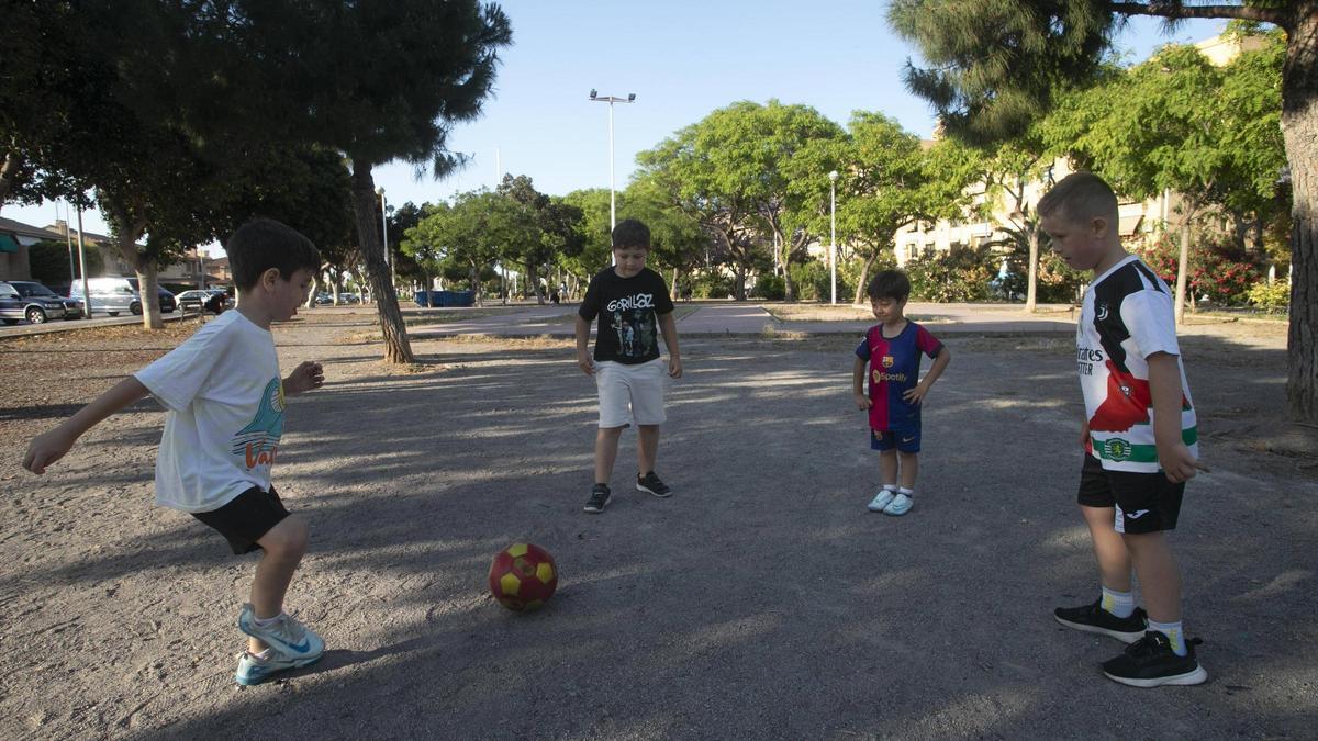 Xiquets jugant al parc.