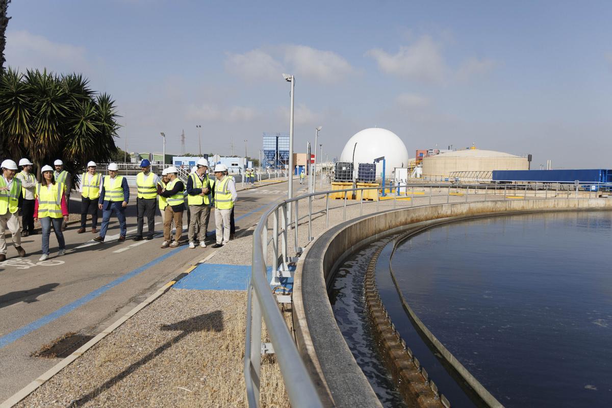 La consejera de Agua, Agricultura, Ganadería y Pesca visita junto a la alcaldesa de Cartagena la planta de la Estación Depuradora de Aguas Residuales de Cabezo Beaza