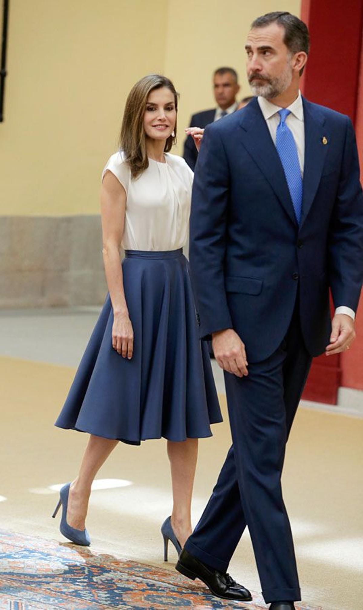 El look de Letizia Ortiz con falda midi azul de Felipe Varela junto a Felipe VI