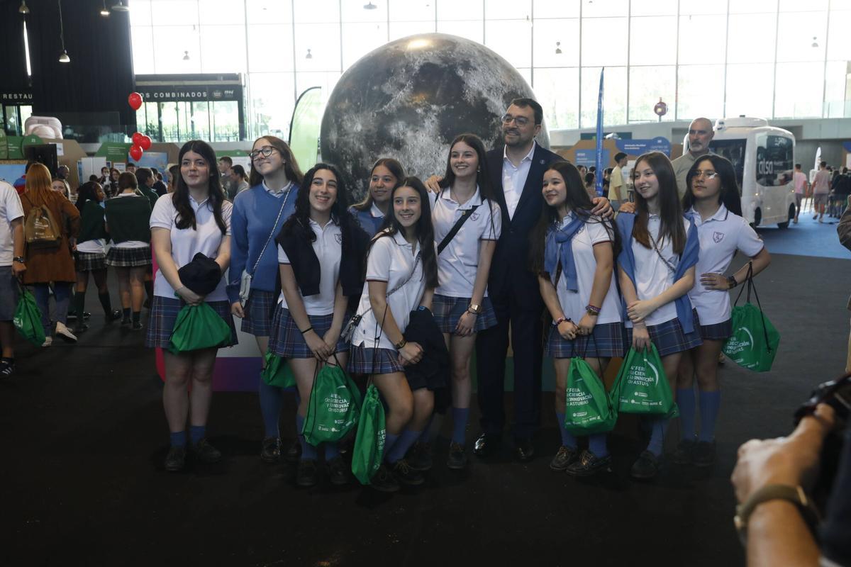 En imágenes. La visita del presidente del Principado, Adrián Barbón, a la feria de la Ciencia y la Innovación de Avilés En imágenes. La visita del presidente del Principado, Adrián Barbón, a la feria de la Ciencia y la Innovación de Avilés
