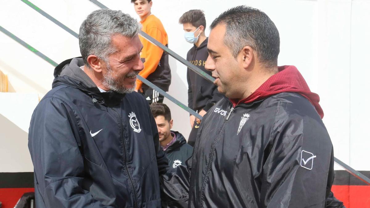 Germán Crespo, a la derecha de la imagen, saluda a Juan Marrero antes del duelo frente al Montijo.