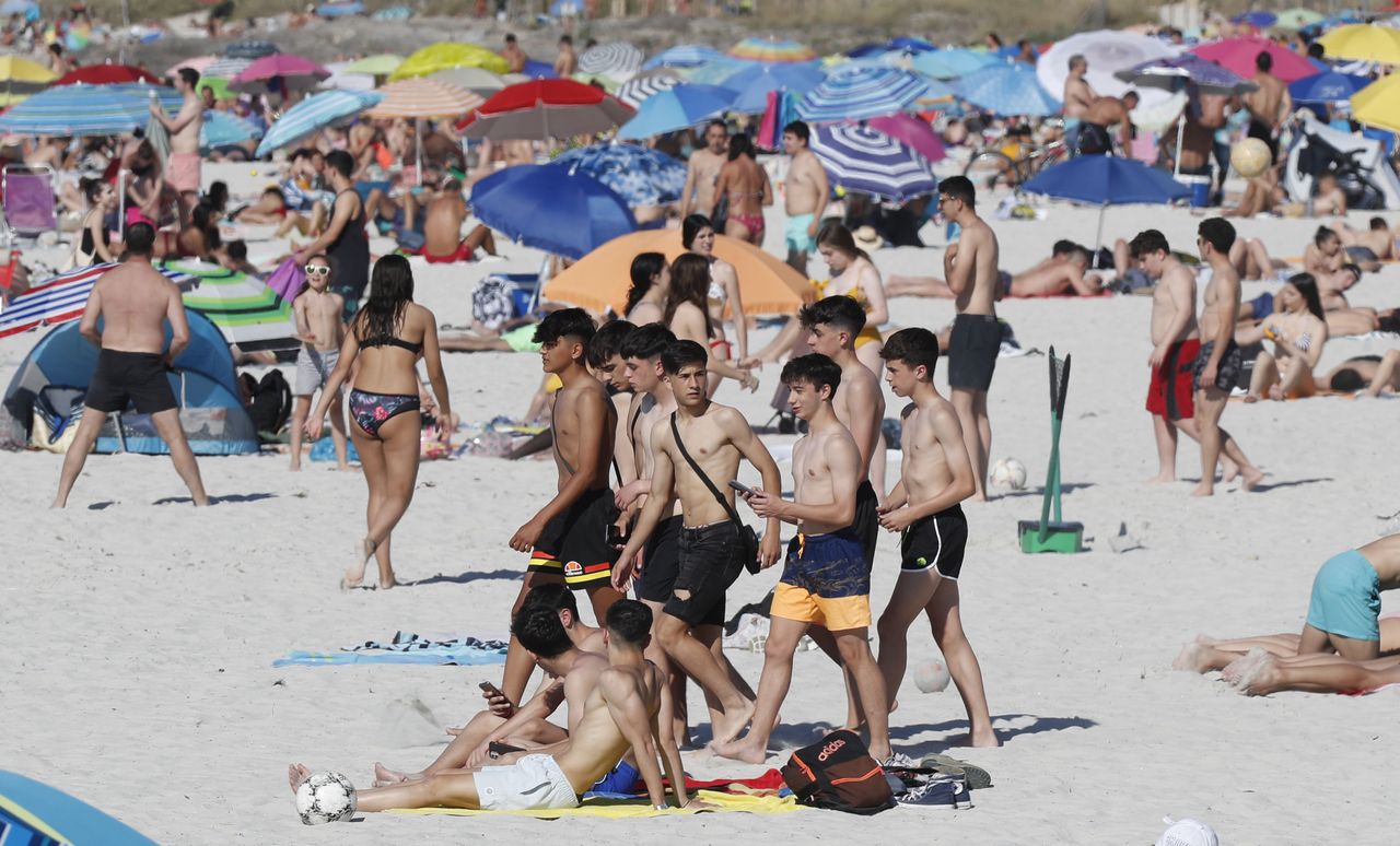 Plaga de sombrillas en Samil, con los termómetros superando los 35 grados