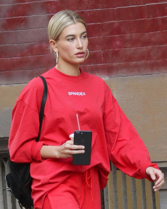 Hailey Baldwin con chandal rojo