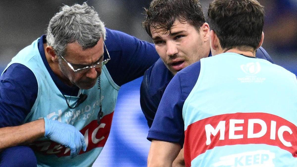 Antoine Dupont, medio melé de Francia, lesionado ante Namibia.