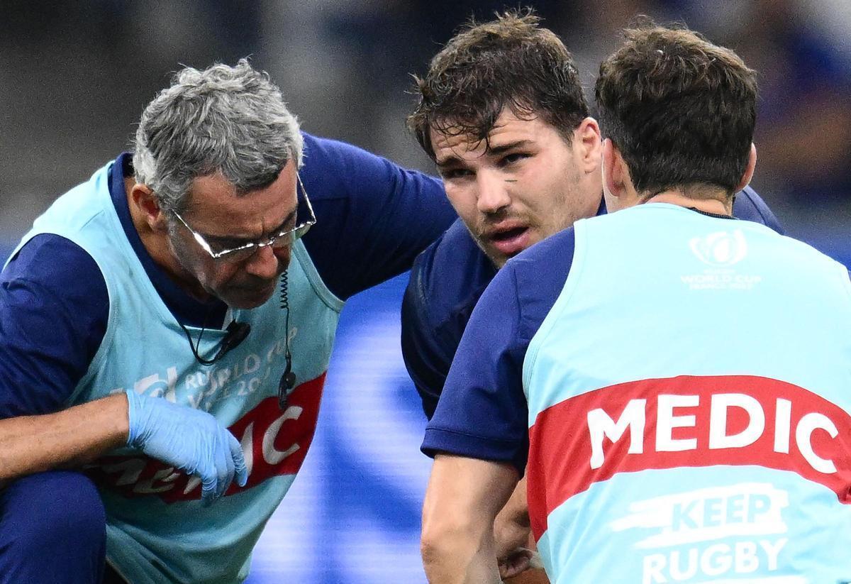 Antoine Dupont, medio melé de Francia, lesionado ante Namibia. Antoine Dupont, medio melé de Francia, lesionado ante Namibia.
