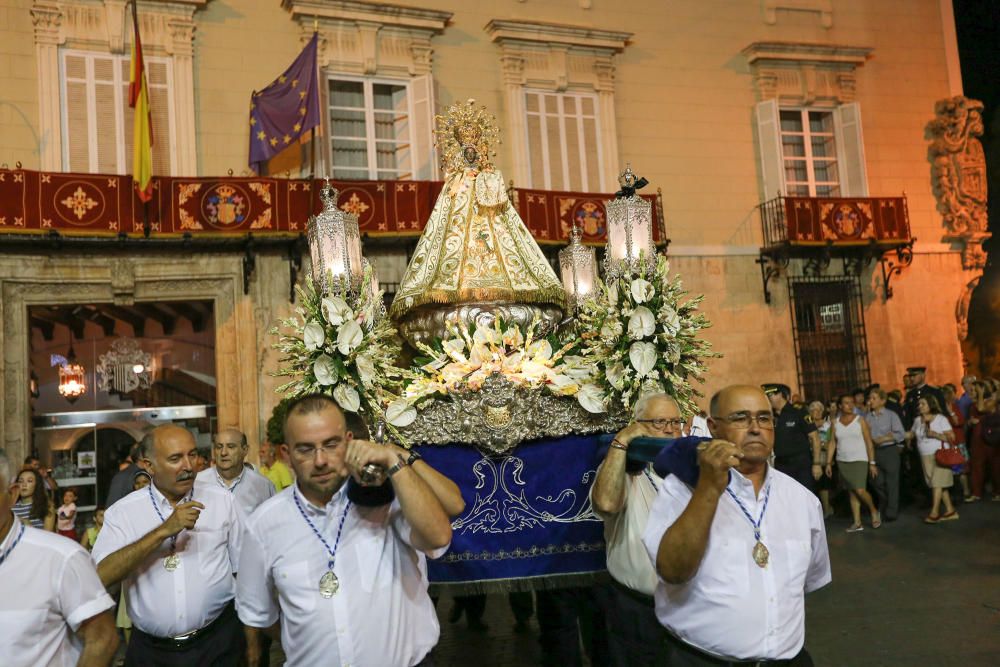 El traslado de la virgen de Monserrate desde su monasterio hasta la Catedral de la ciudad reunió a numerosos fieles