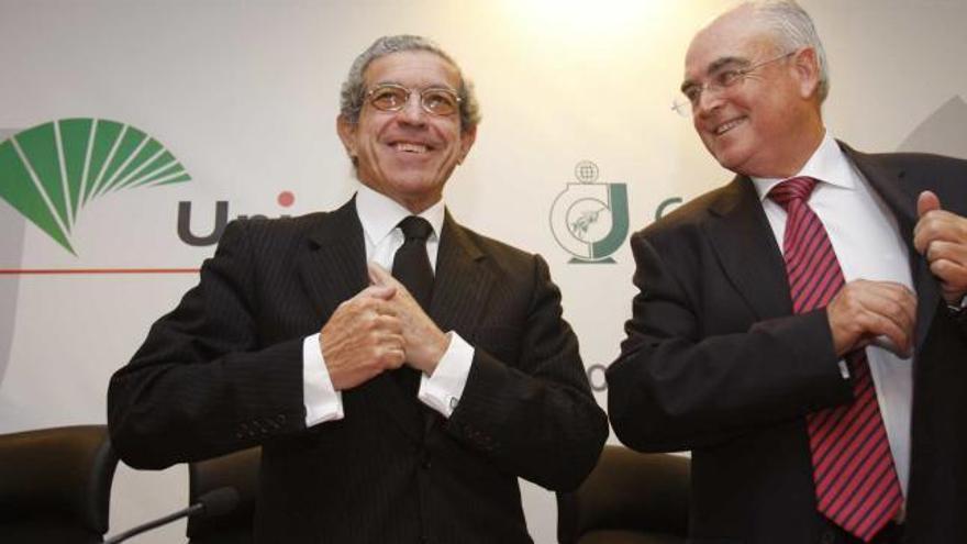 El presidente de Unicaja, Braulio Medel, y el de la Caja de Jaén, José Antonio Arcos Moya. Gregorio Torres