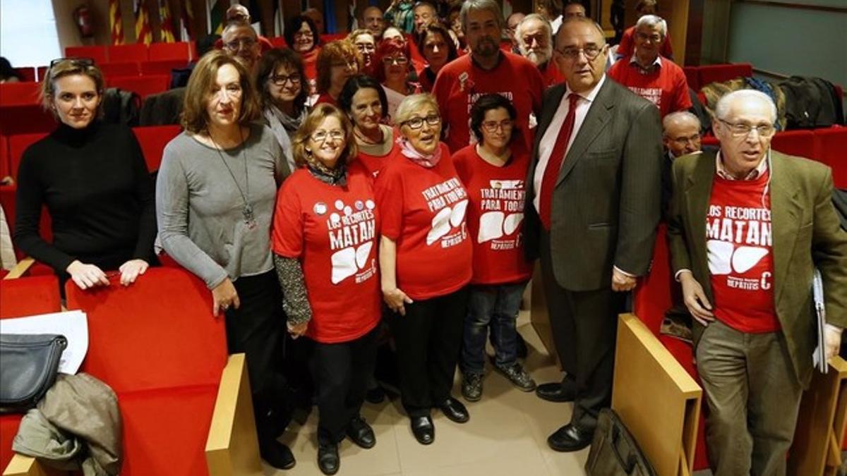 Foto de familia tras la rueda de prensa de la Asociacion de afectados de Hepatitis C en la Organización Medica Colegial