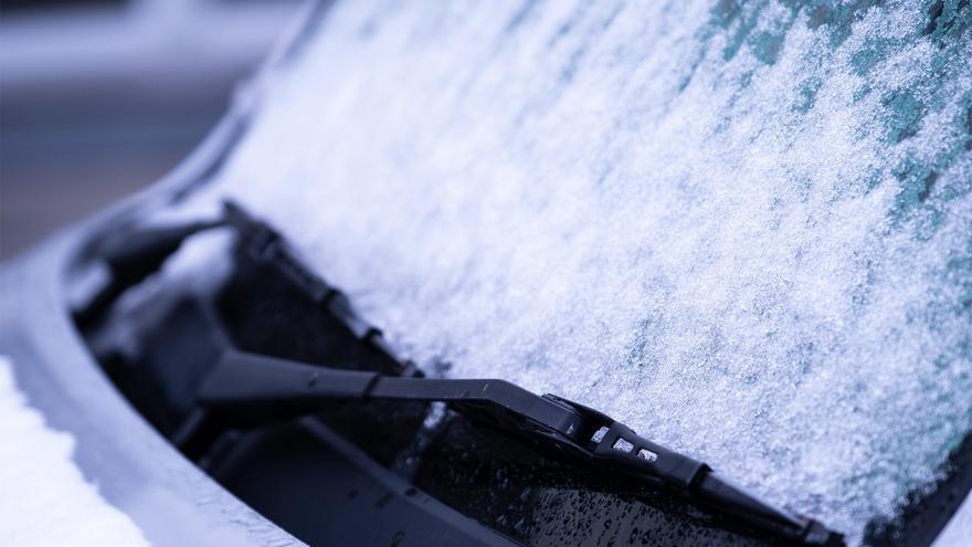 Adiós al hielo en la luna del coche: el económico producto que te solucionará el problema