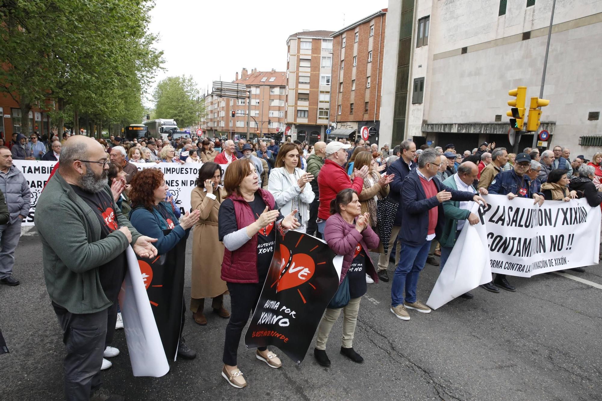 Así ha sido la movilización vecinal cortando el tráfico a El Musel (en imágenes)