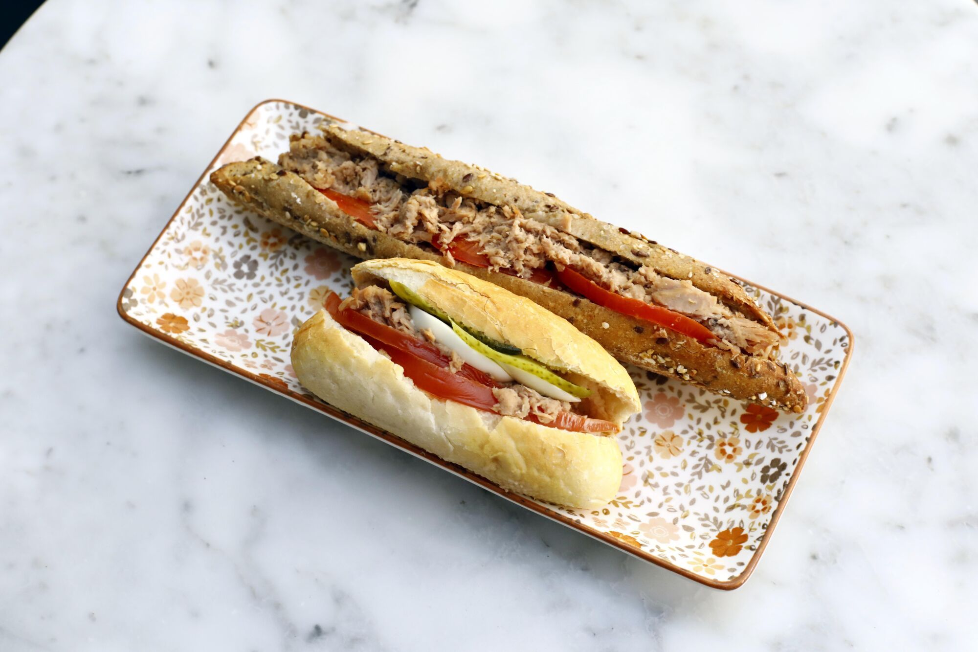 En imágenes | El Buñuel, el café de barrio de ambiente acogedor con una de las mejores tartas de queso de Zaragoza