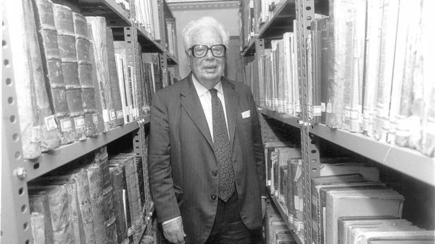 Francisco Fernández del Riego, inmerso na biblioteca da súa querida Fundación Penzol.