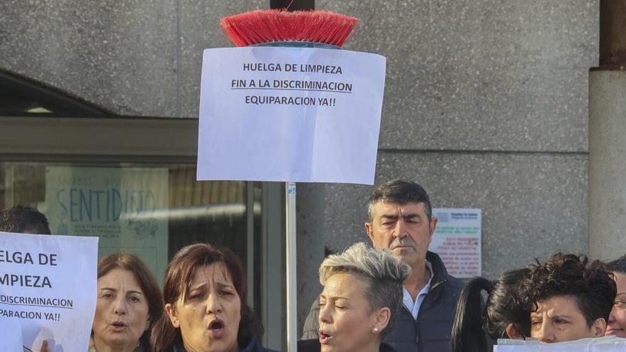 El personal de limpieza del Hospital do Salnés inicia una huelga indefinida