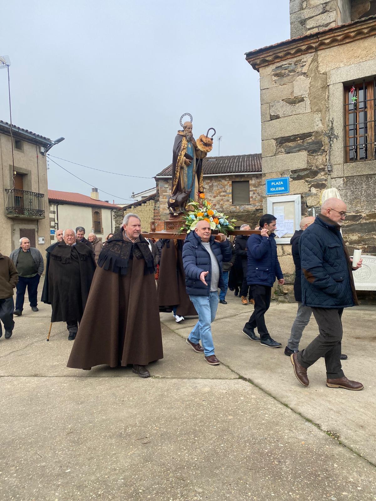 Veneración a San Antonio a la antigua usanza en Domez