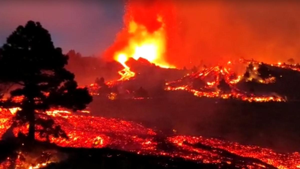 Erupción volcánica: El espectáculo de la lava de noche