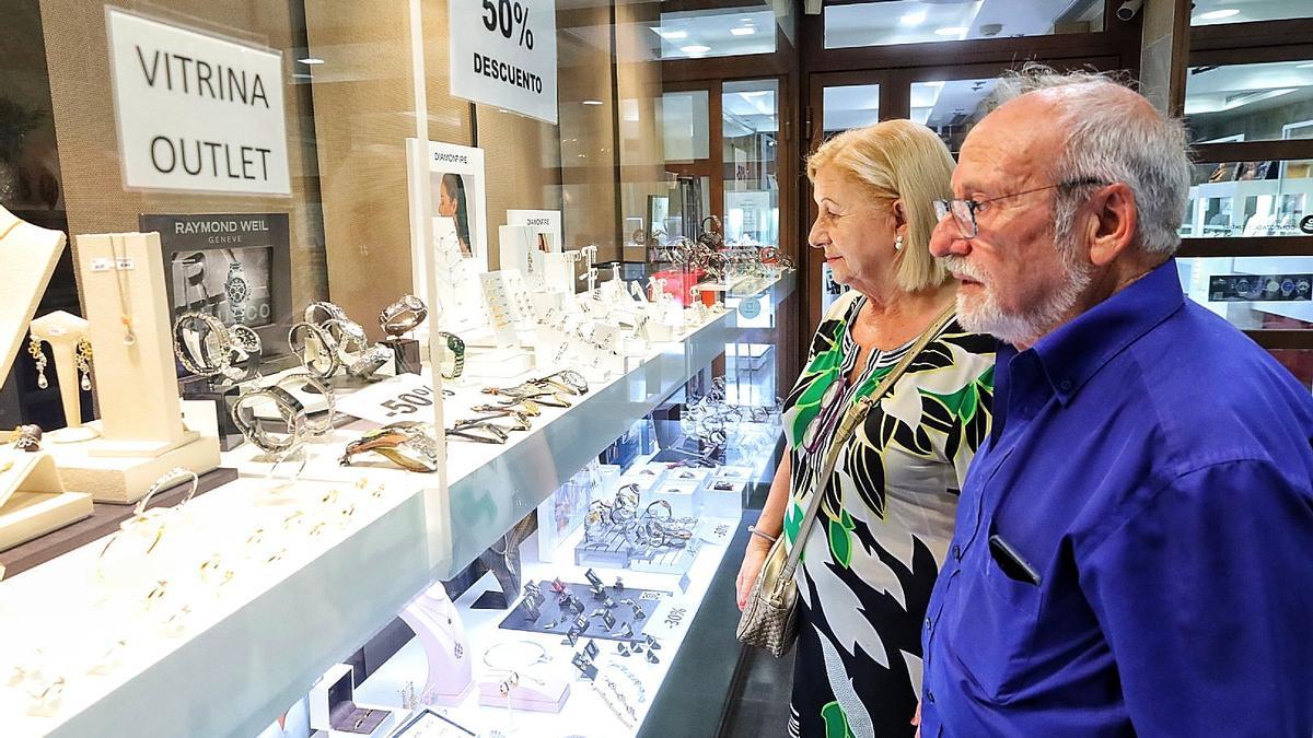 Clientes en una joyería de Castelló, en una imagen de archivo.