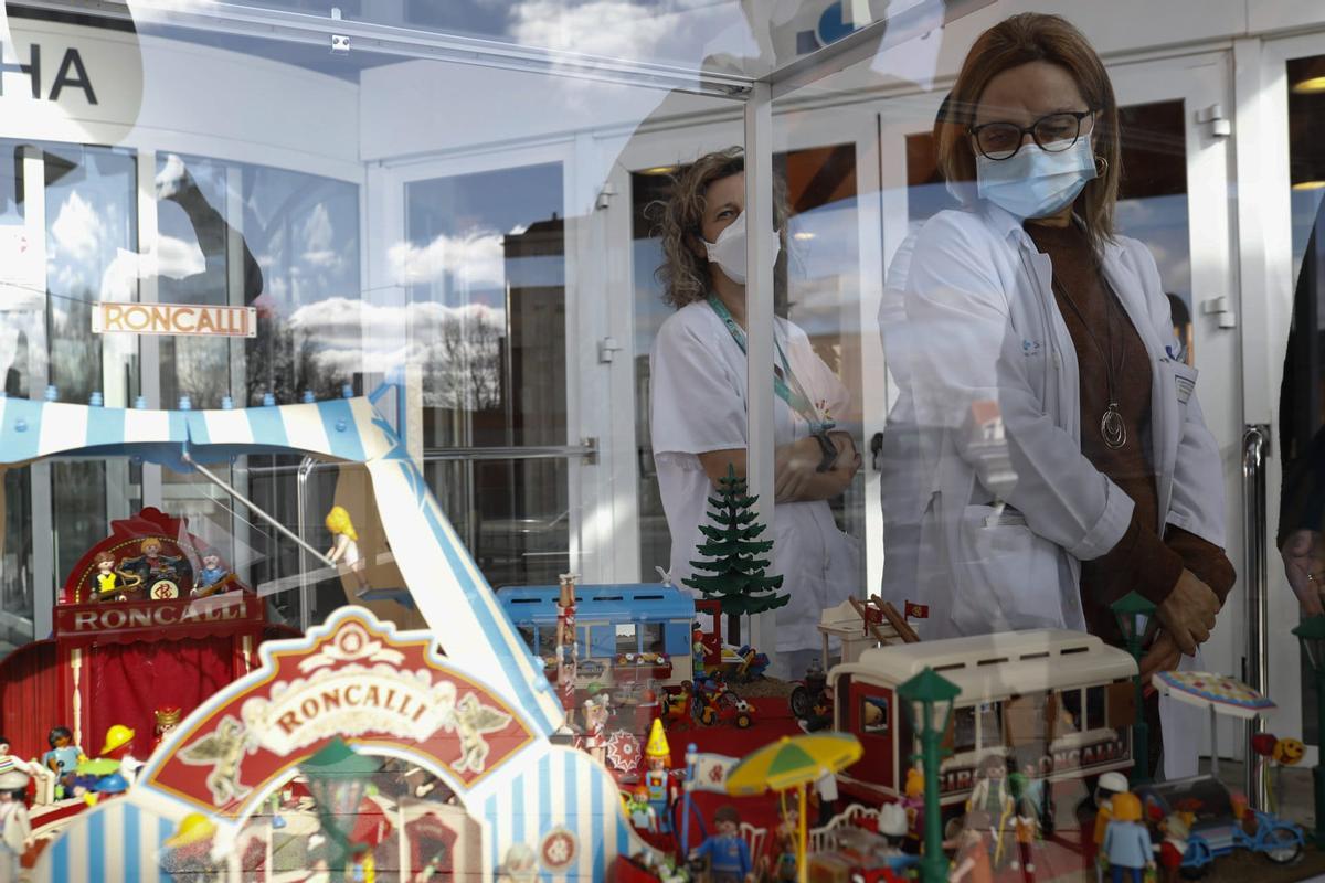 La gerente de Asistencia Sanitaria mira el circo de Playmóbil donado a Pediatría