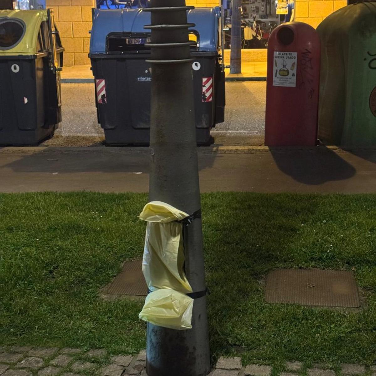 Una de las cajas protegidas con una bolsa de plástico. | FDV