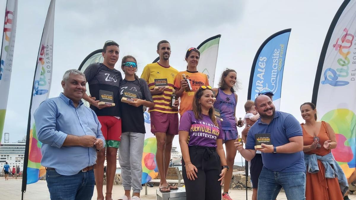 Los ganadores de las categorías absolutas posan en el podio