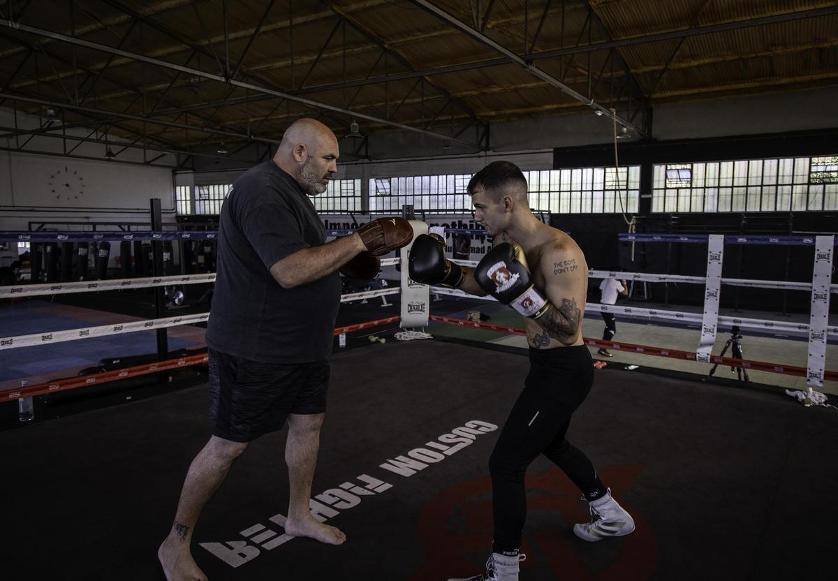 Haciendo guantes con su entrenador, Manolo Jiménez.