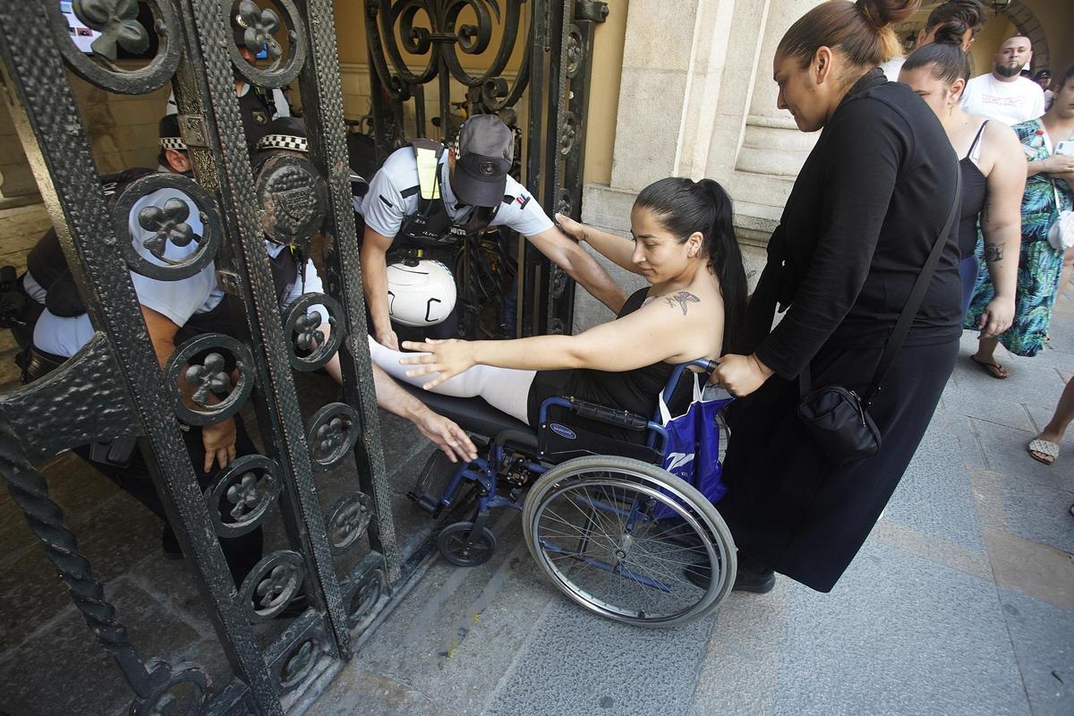 Les imatges de la protesta dels familiars i veïns de les víctimes del crim de la Font de la Pólvora