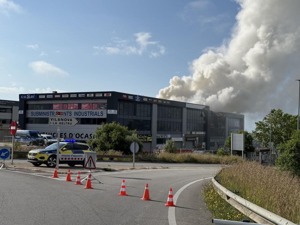 La nube tóxica de cloro del incendio de una industria de productos para piscinas en Vilanova i la Geltrú