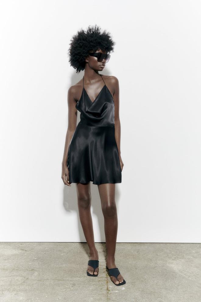 Vestido negro corto satinado de Zara