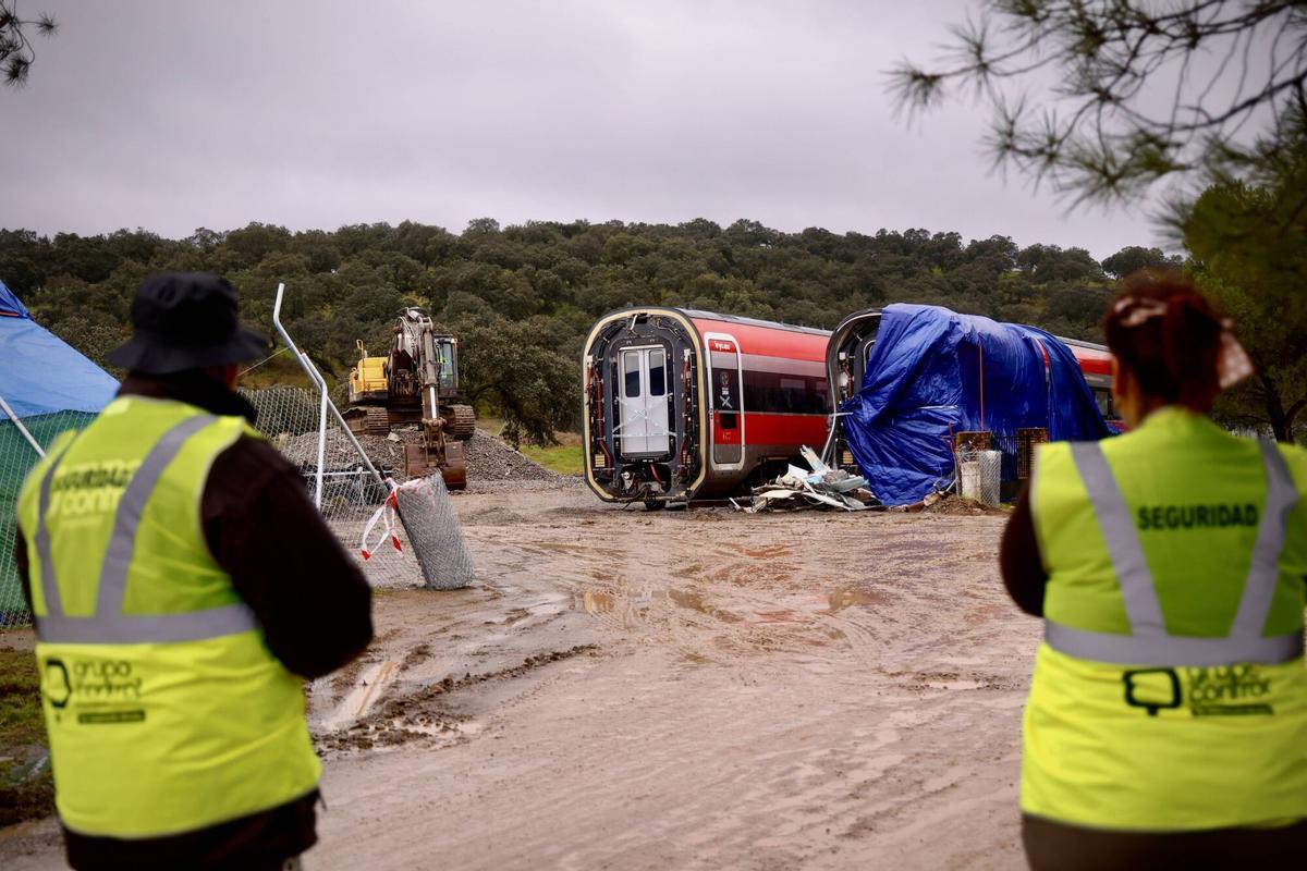 Accidente tren en Adamuz, trenes Iryo y Alvia. Accidente ferroviario, descarrilamiento Córdoba. Grúas y maquinaria pesada trabajando sobre las vías, zona cero