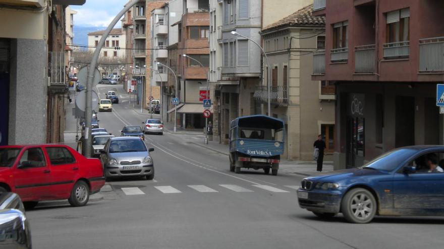 Cotxes circulant a la carretera de Torà de Solsona