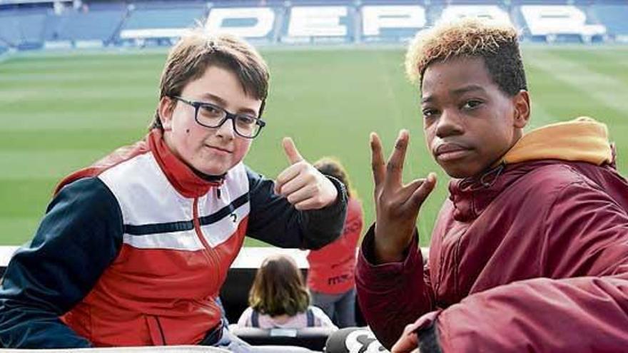 Saludo en Riazor de dos niños del CEIP Raquel Camacho de A Coruña, el último centro que visitó el estadio.