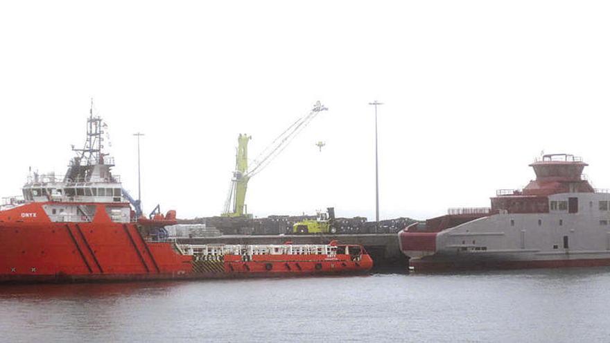 El remolcador &quot;Onyx&quot; y el ferri en construcción &quot;Husavik&quot;, ayer, en el muelle transversal de Vigo. // F.D.G.