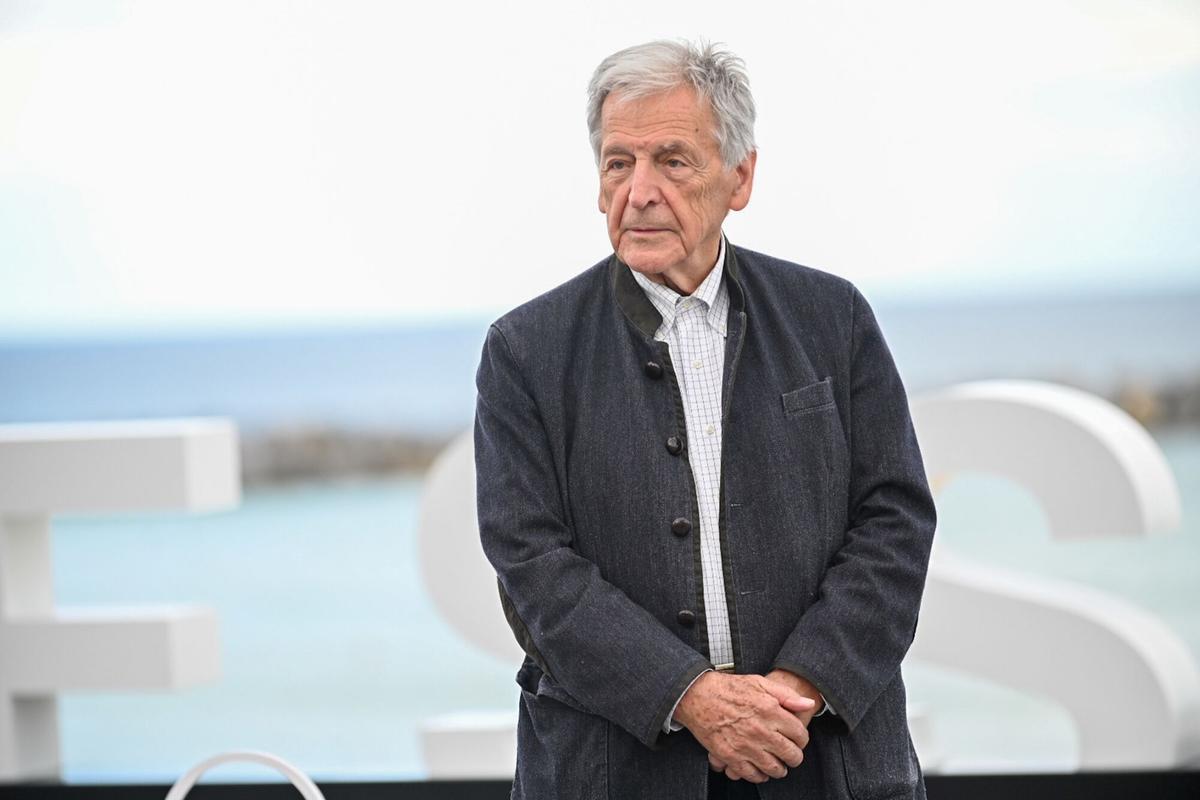 El director Costa-Gavras posa durante el 'photocall' de la película ‘El último suspiro’ en la 72 edición del Festival de Cine de San Sebastián, el 25 de septiembre de 2024.