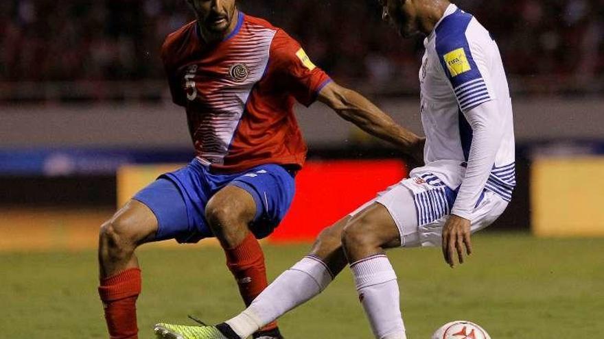 Borges pelea por el balón en el partido entre Costa Rica y Panamá.