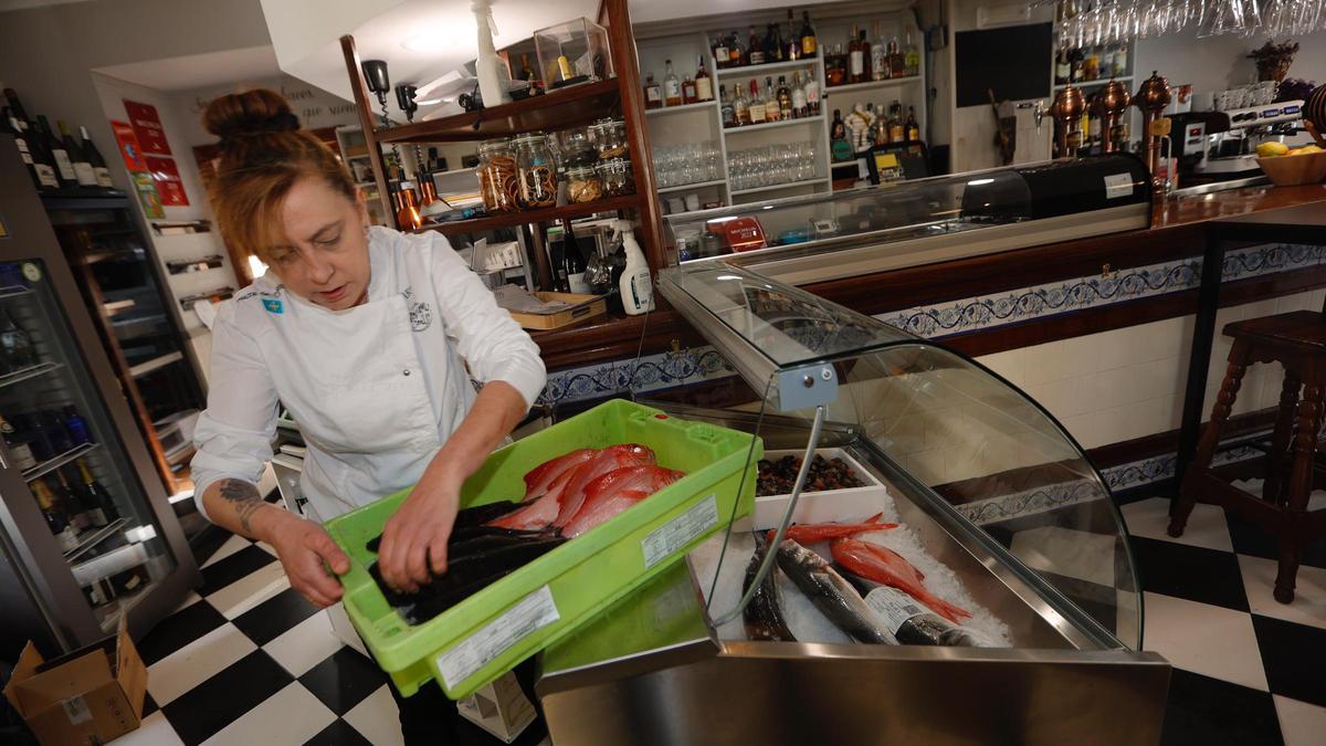 Mari Fernández con pescado fresco en su restaurante