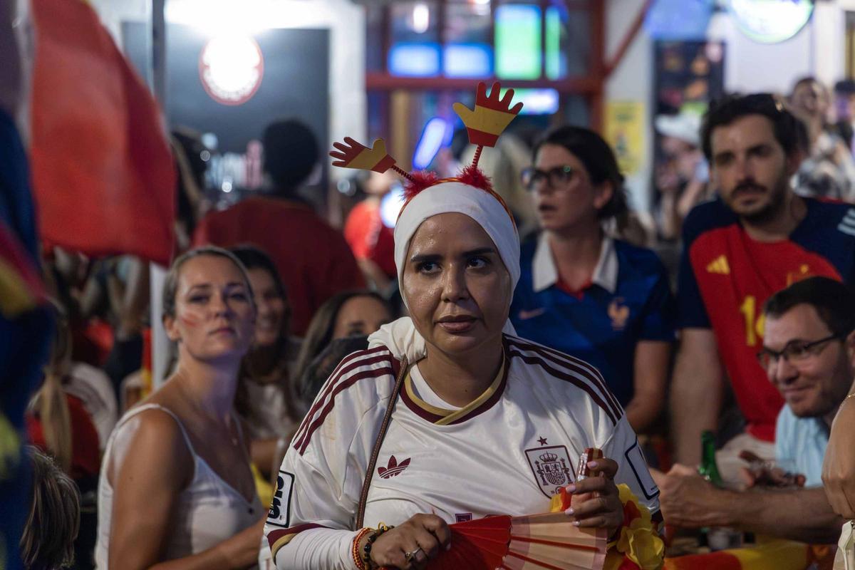 La alegría española y la tristeza francesa: así vivieron sus aficiones el partido decisivo en el centro de Alicante
