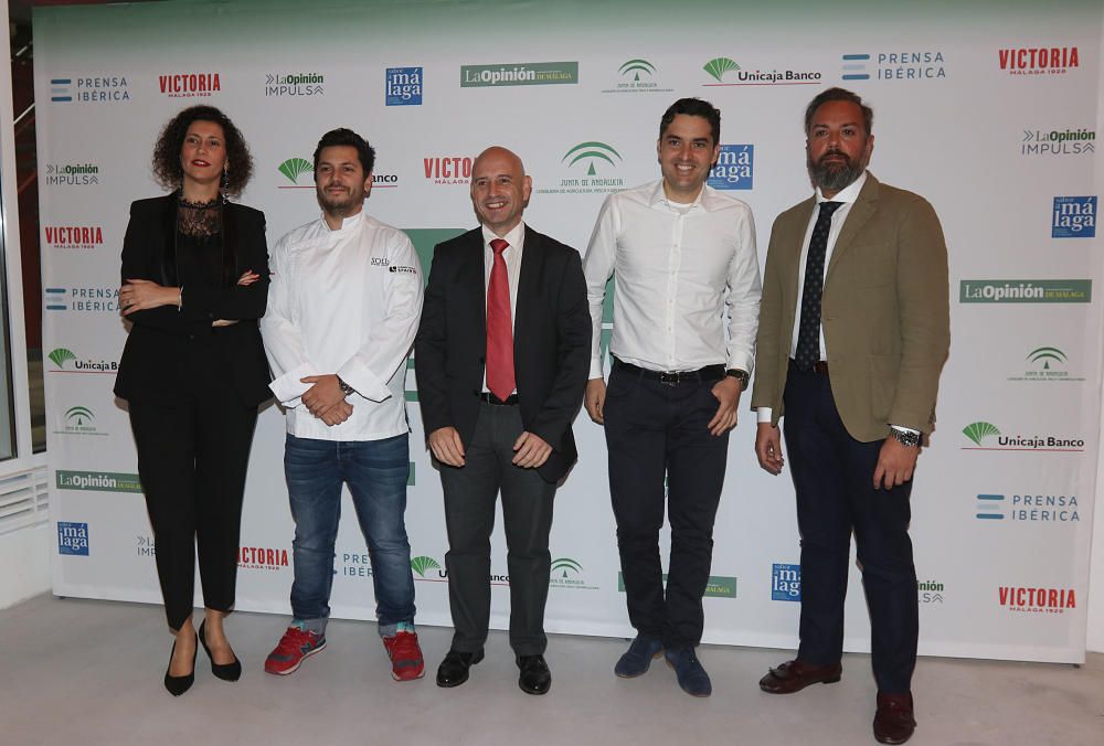 Empresarios, chefs, agentes del sector y de la industria agroalimentaria y representantes políticos acuden a la sede de Cerveza Victoria para la presentación de la nueva publicación gastronómica