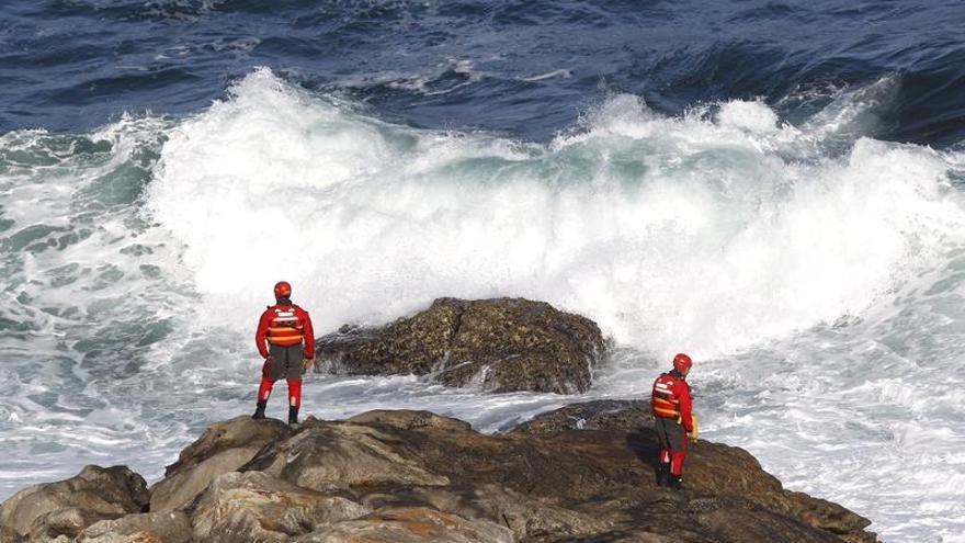 Las olas impiden revisar las cuevas donde podrían estar los desaparecidos en A Guarda