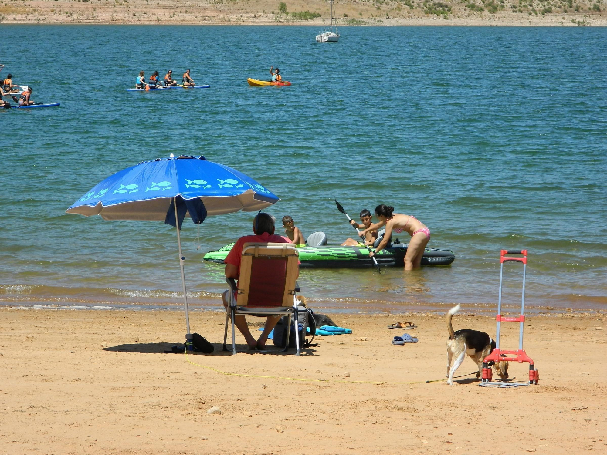 Los cordobeses disfrutan de sus playas de interior en Iznájar y La Colada