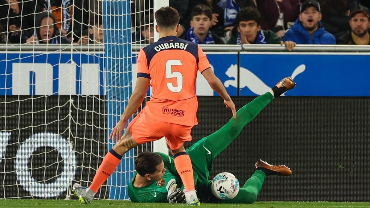 Szczesny detiene un balón raso ante la mirada de Pau Cubarsí en Vitoria ante el Alavés