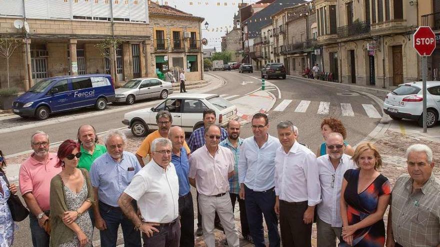 Representantes socialistas ayer en la villa de Alcañices.