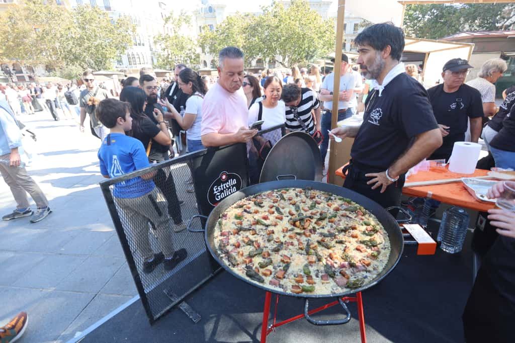 La plaza del Ayuntamiento de València se convierte en un gran restaurante al aire libre con el Tastarròs