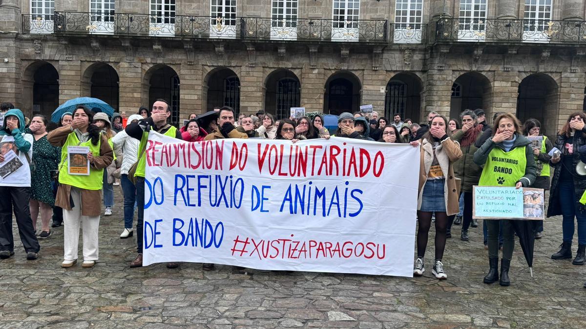 Protesta para pedir la readmisión de voluntarios de Bando en el Obradoiro.
