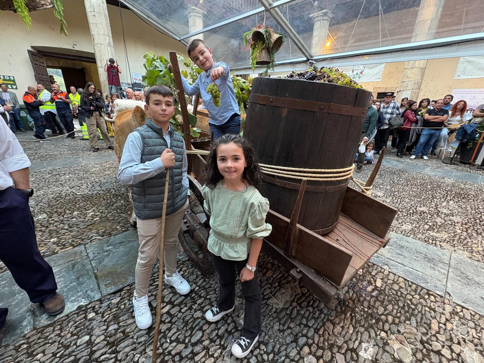 Así se vivió la recreación histórica de la pisada de la uva en la Fiesta de la Vendimia