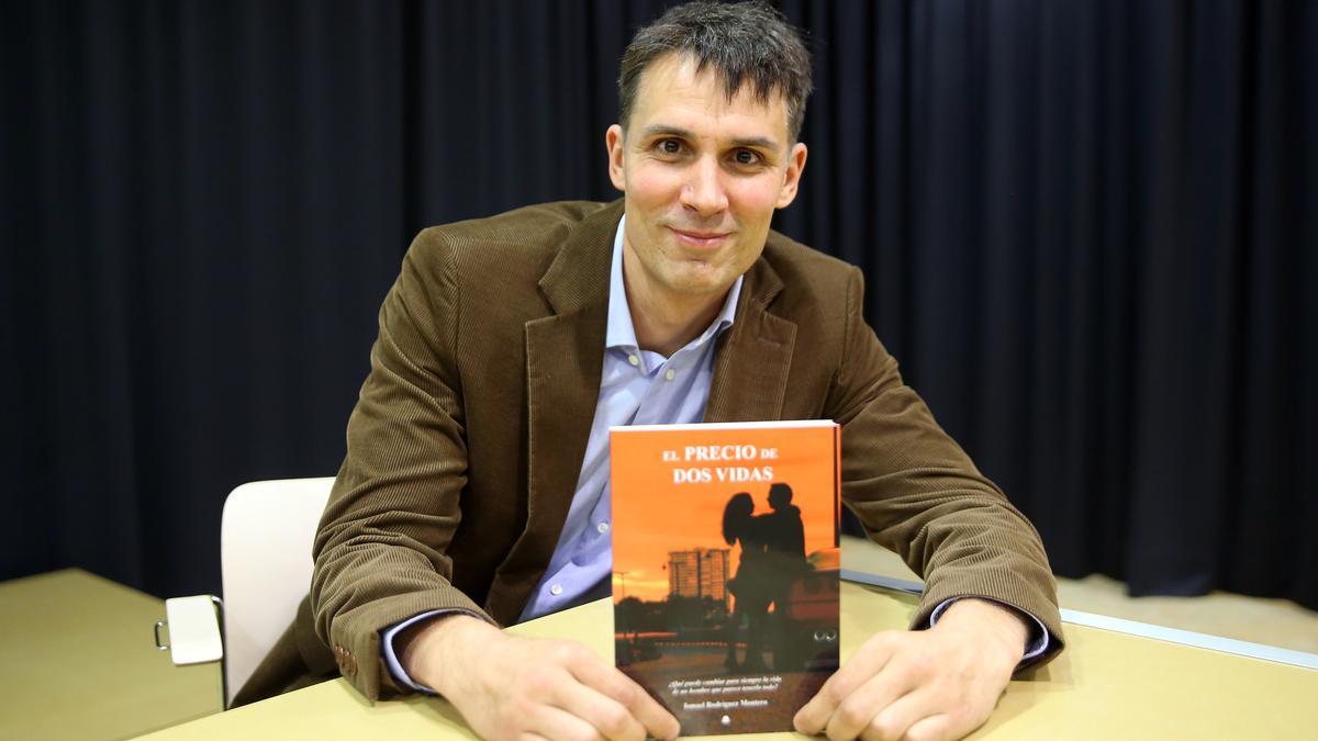 Ismael Rodríguez, ayer, con su libro en Samil (Vigo). / Marta G. Brea